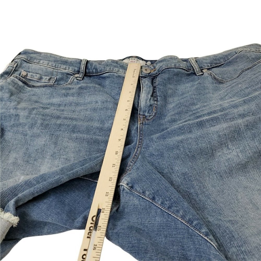 Torrid Boyfriend Bermuda Shorts 10" Vintage Stretch Low Rise Medium Wash NWT - Picture 9 of 9